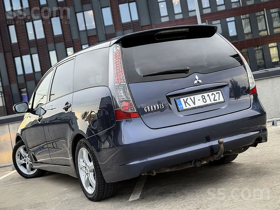 Mitsubishi Grandis 2004 photo 3