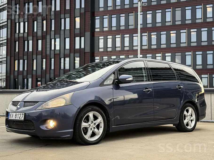 Mitsubishi Grandis 2004 photo 2