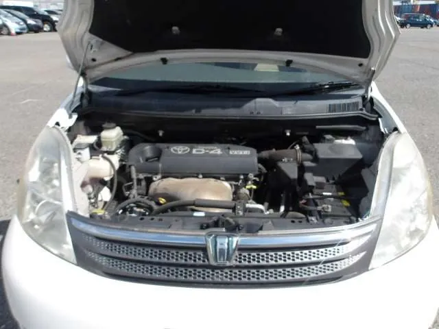 Toyota Isis 2006 photo 5