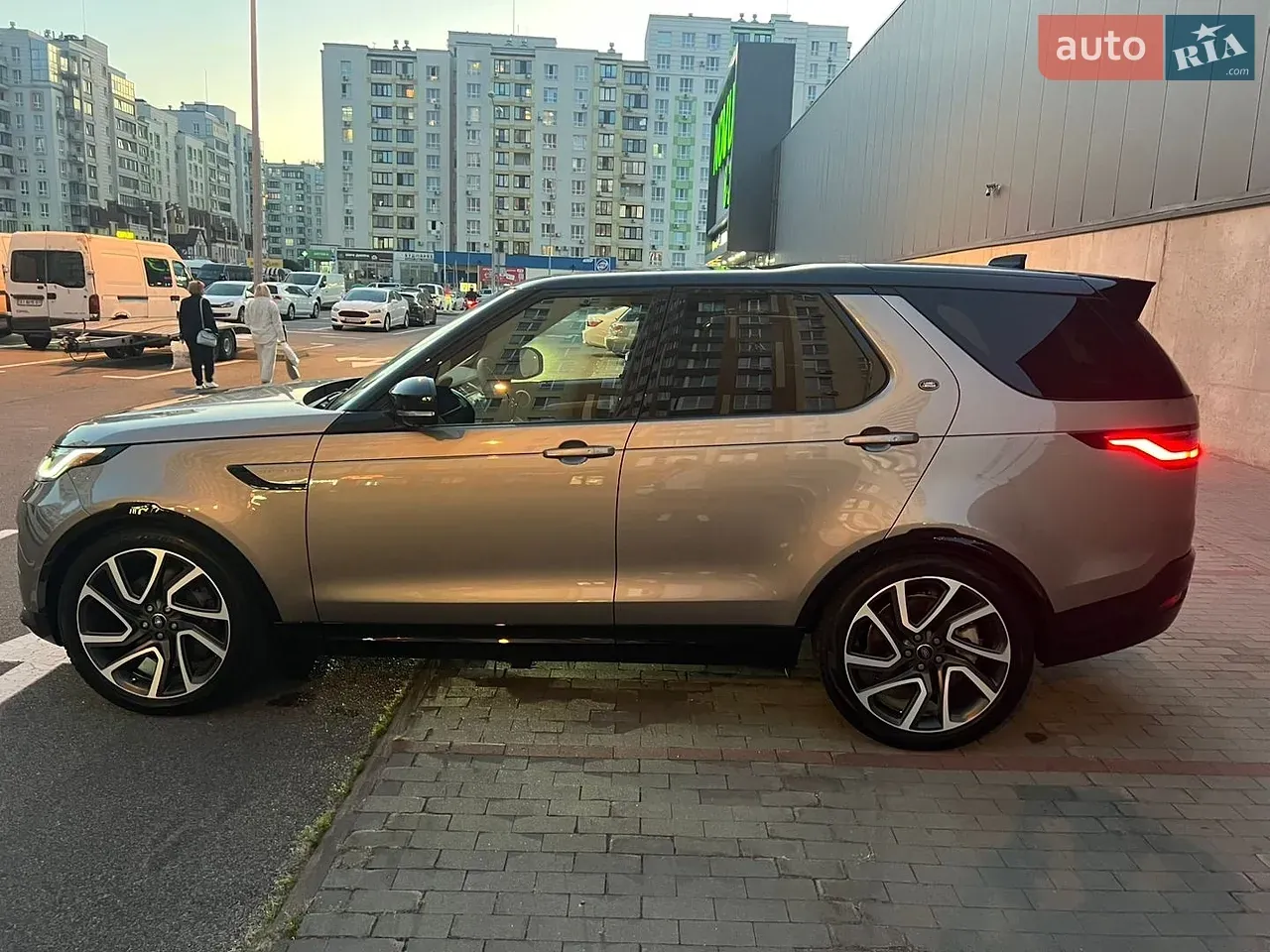 Land Rover Discovery 2024 photo 3