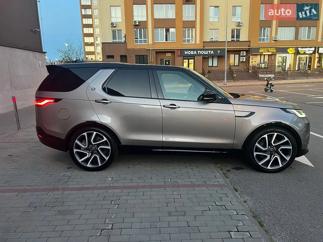 Land Rover Discovery 2024 photo 2