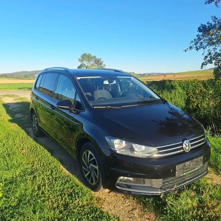 Volkswagen Touran 2017 photo 2