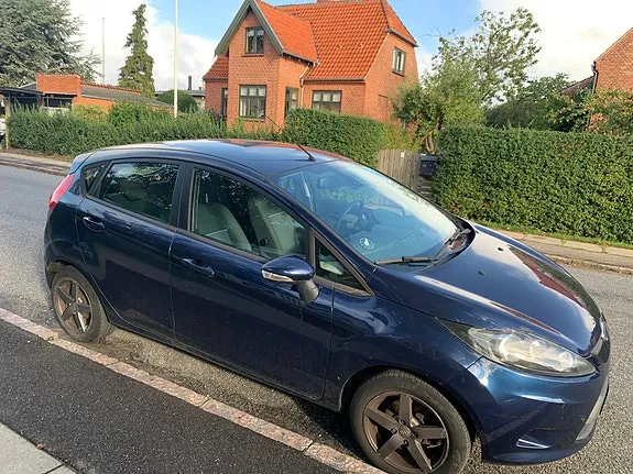 Ford Fiesta 2011 photo 2