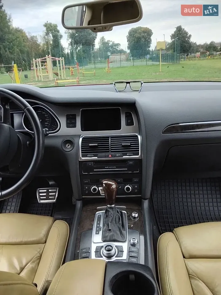 Audi Q7 2010 photo 2