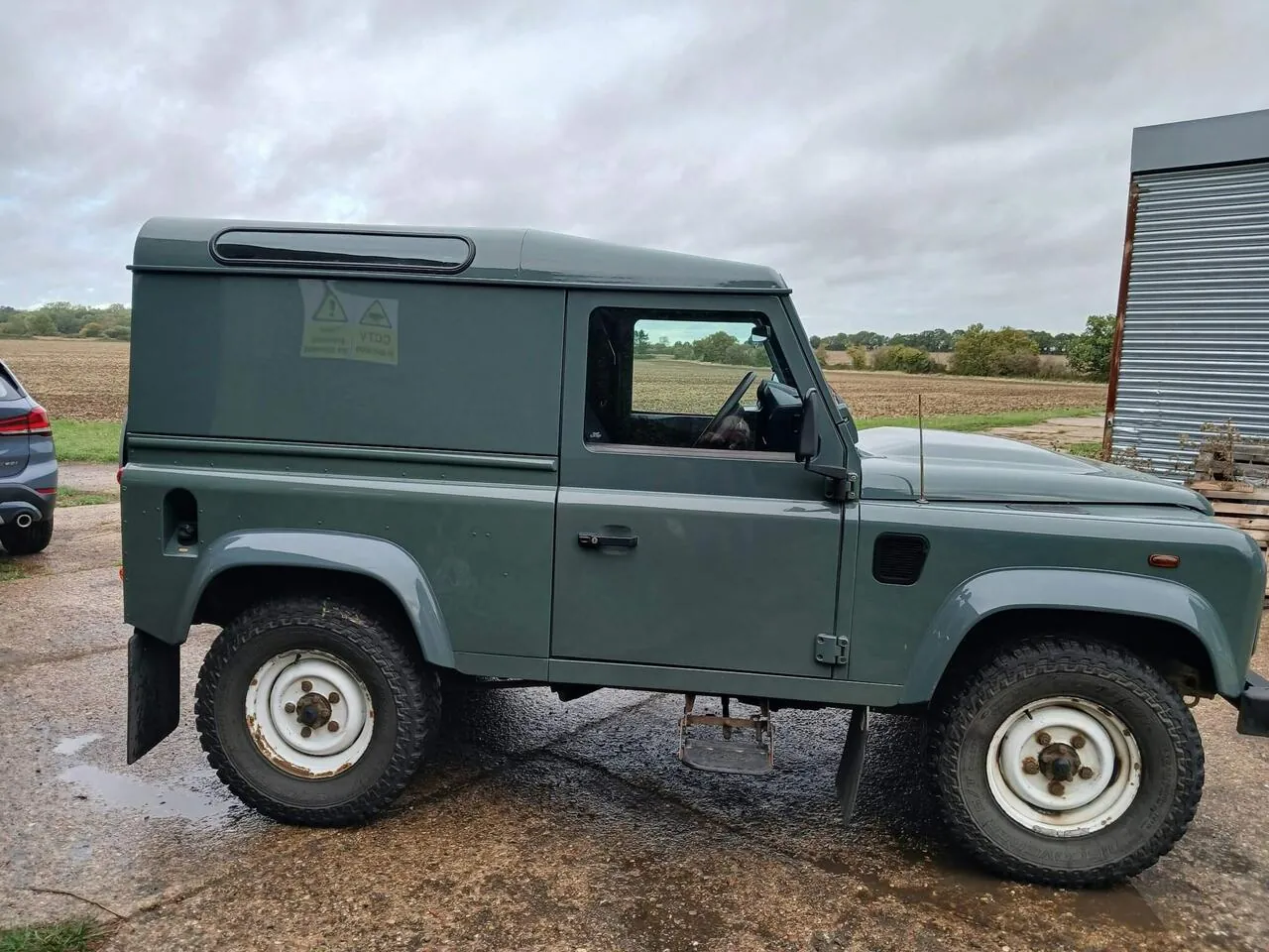 Land Rover Defender 90 2010 photo 3