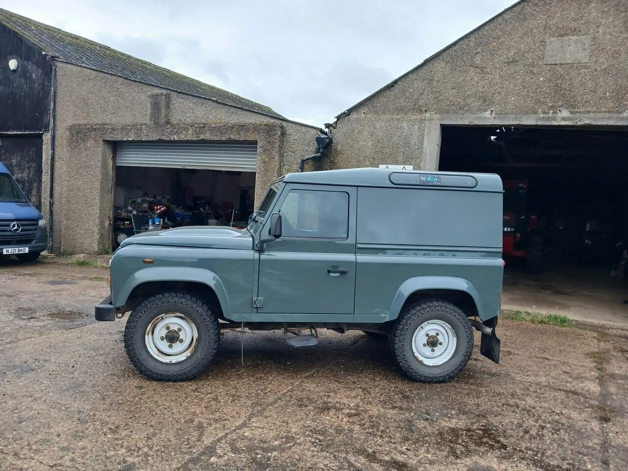 Land Rover Defender 90 2010 photo 2