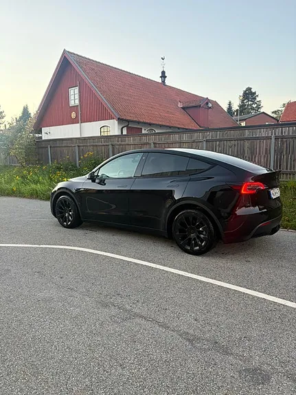 Tesla Model Y 2024 photo 2
