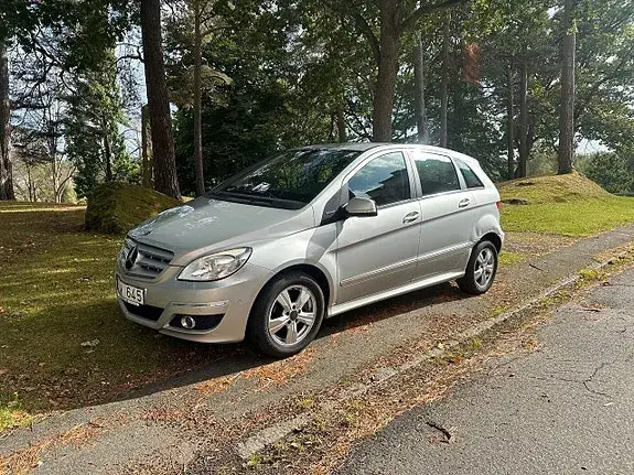 Mercedes-Benz B 180
