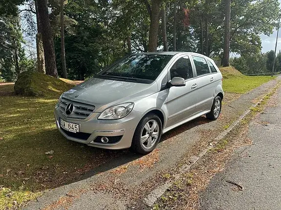 Mercedes-Benz B 180 2010 photo 2