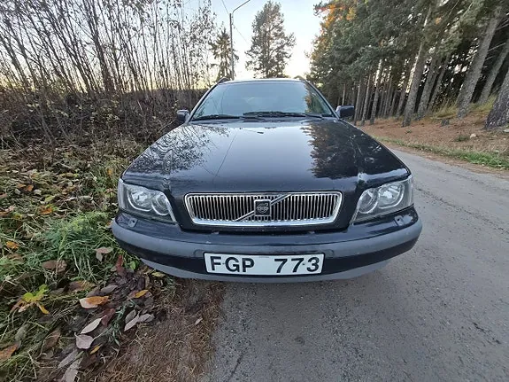 Volvo V40 1998 photo 2