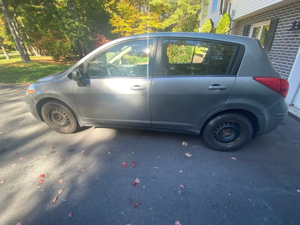 Nissan Versa 2011 photo 2
