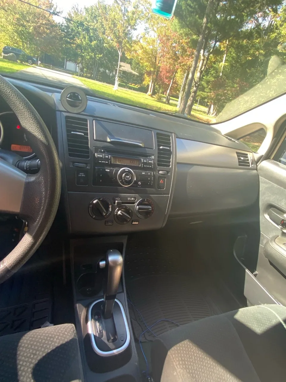 Nissan Versa 2011 photo 3