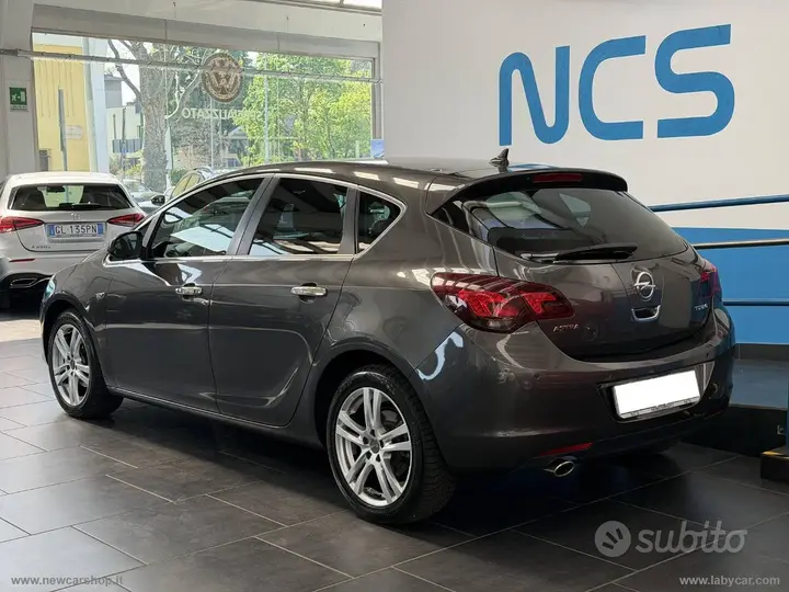 Opel Astra 2011 photo 2