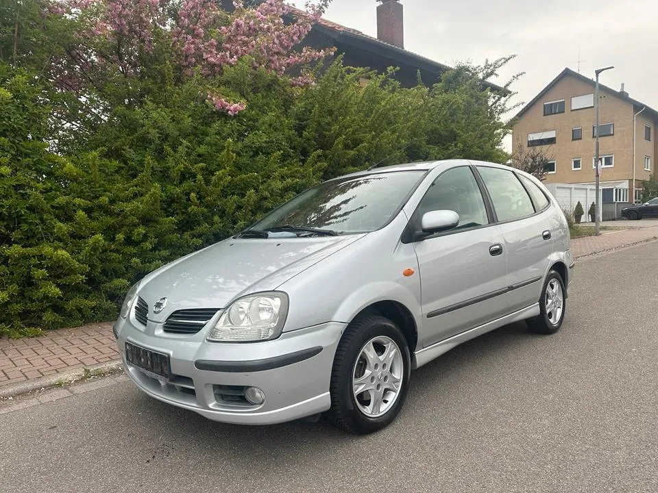 Nissan Almera Tino