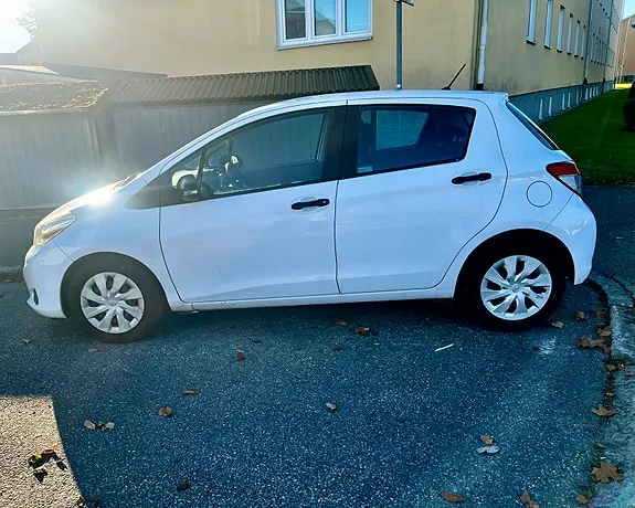 Toyota Yaris 2013 photo 2
