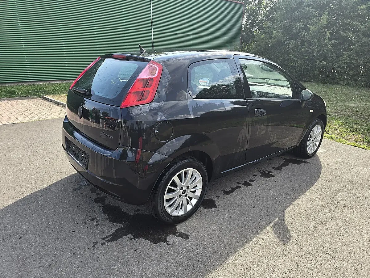 Fiat Punto 2011 photo 2