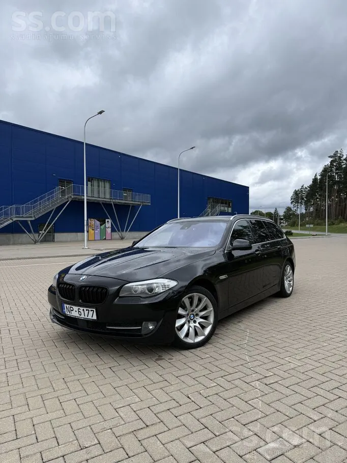 BMW 5 Series Touring 2011 photo 2