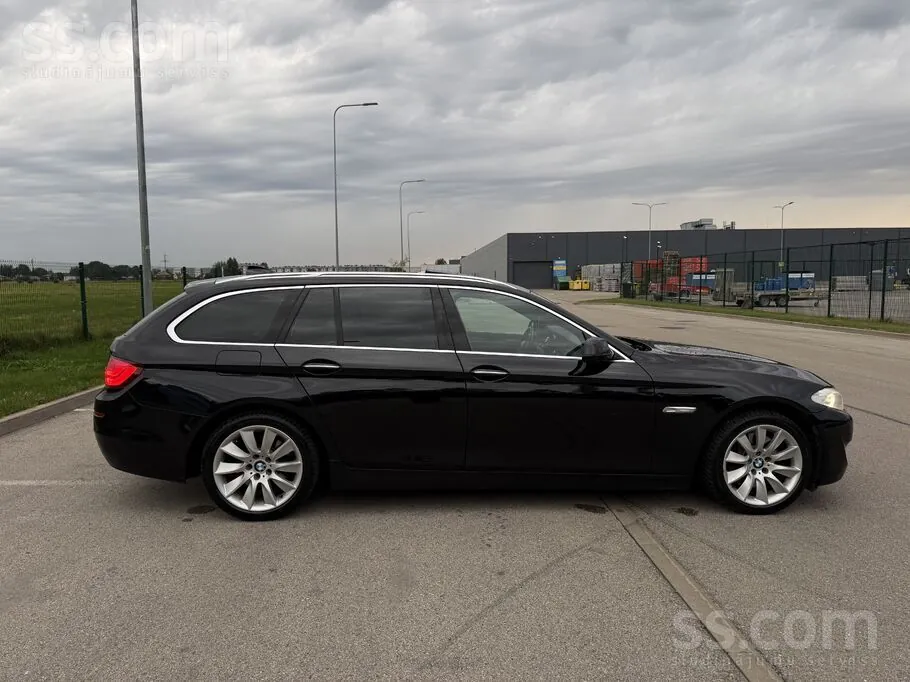 BMW 5 Series Touring 2011 photo 5