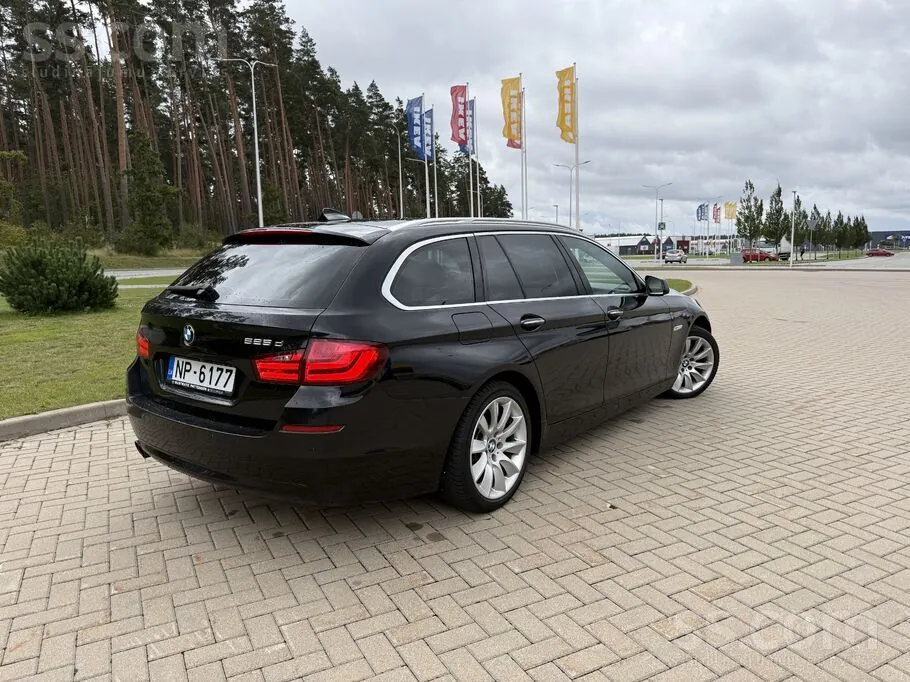 BMW 5 Series Touring 2011 photo 4