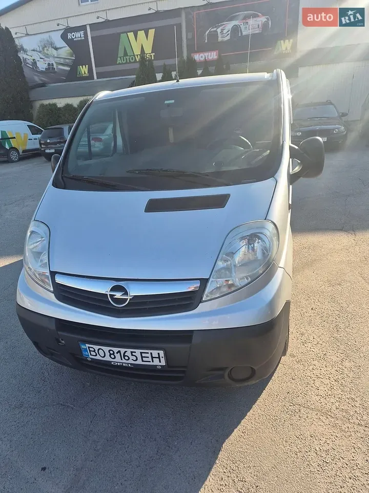 Opel Vivaro 2011 photo 2