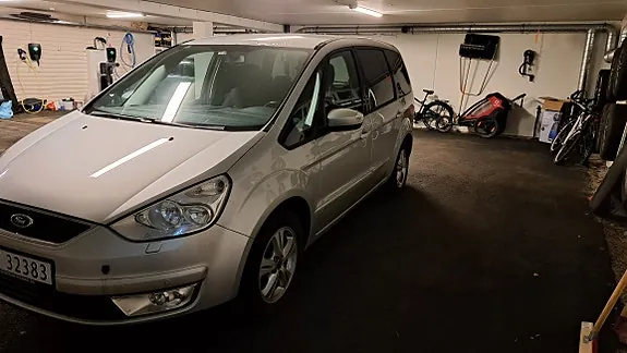 Ford Galaxy 2010 photo 2