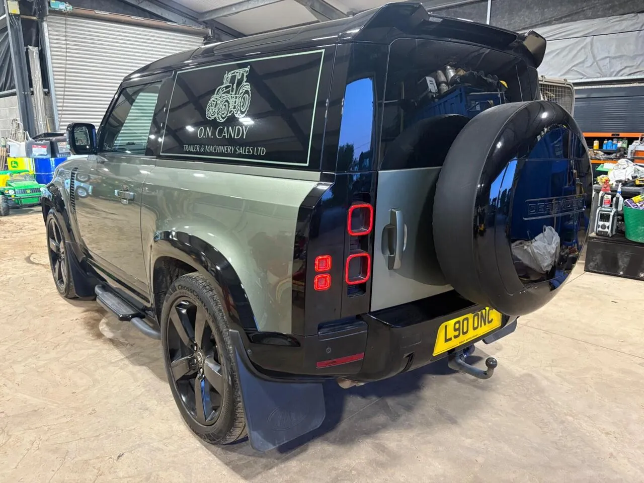 Land Rover Defender 2023 photo 3
