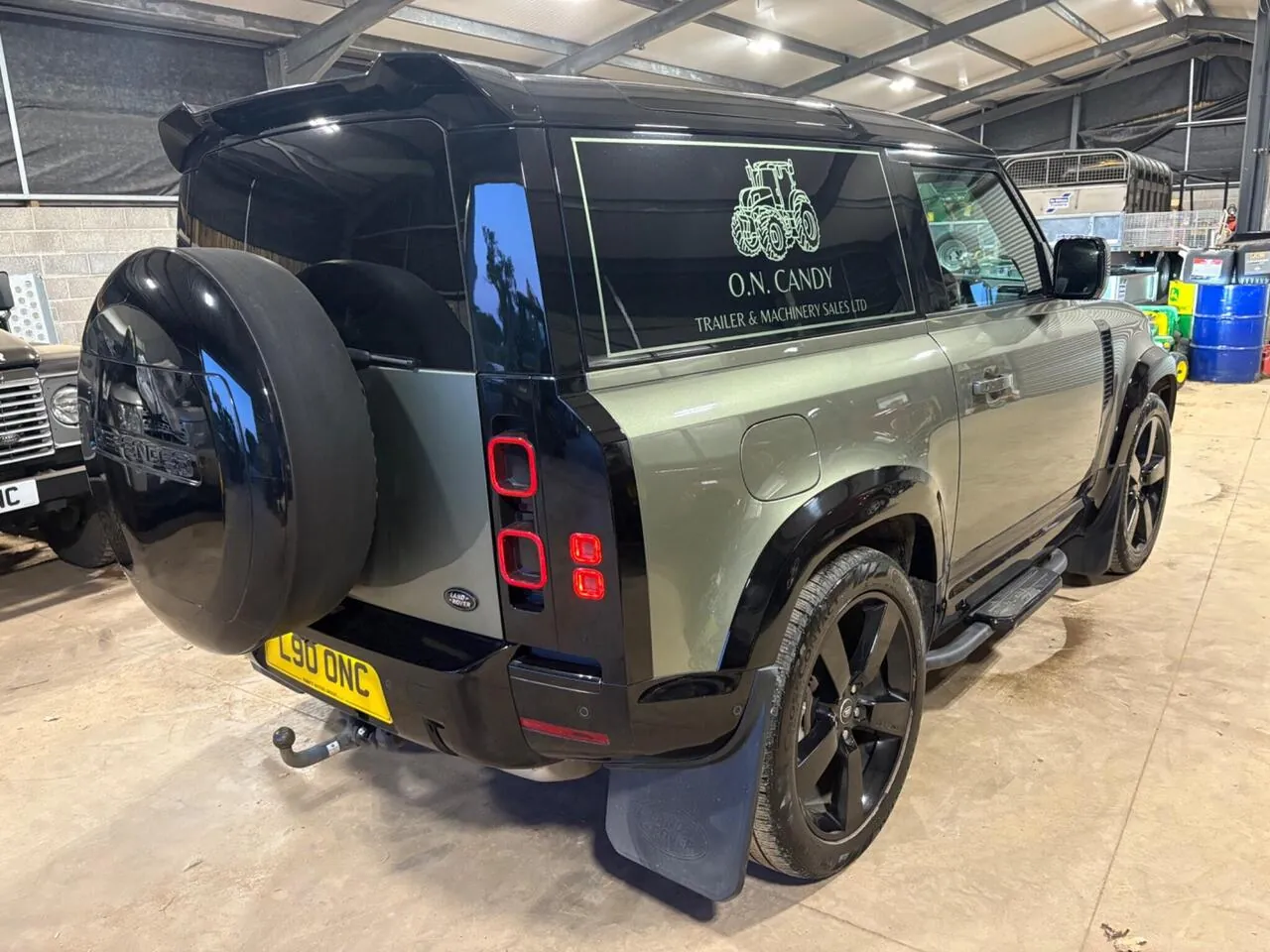 Land Rover Defender 2023 photo 4