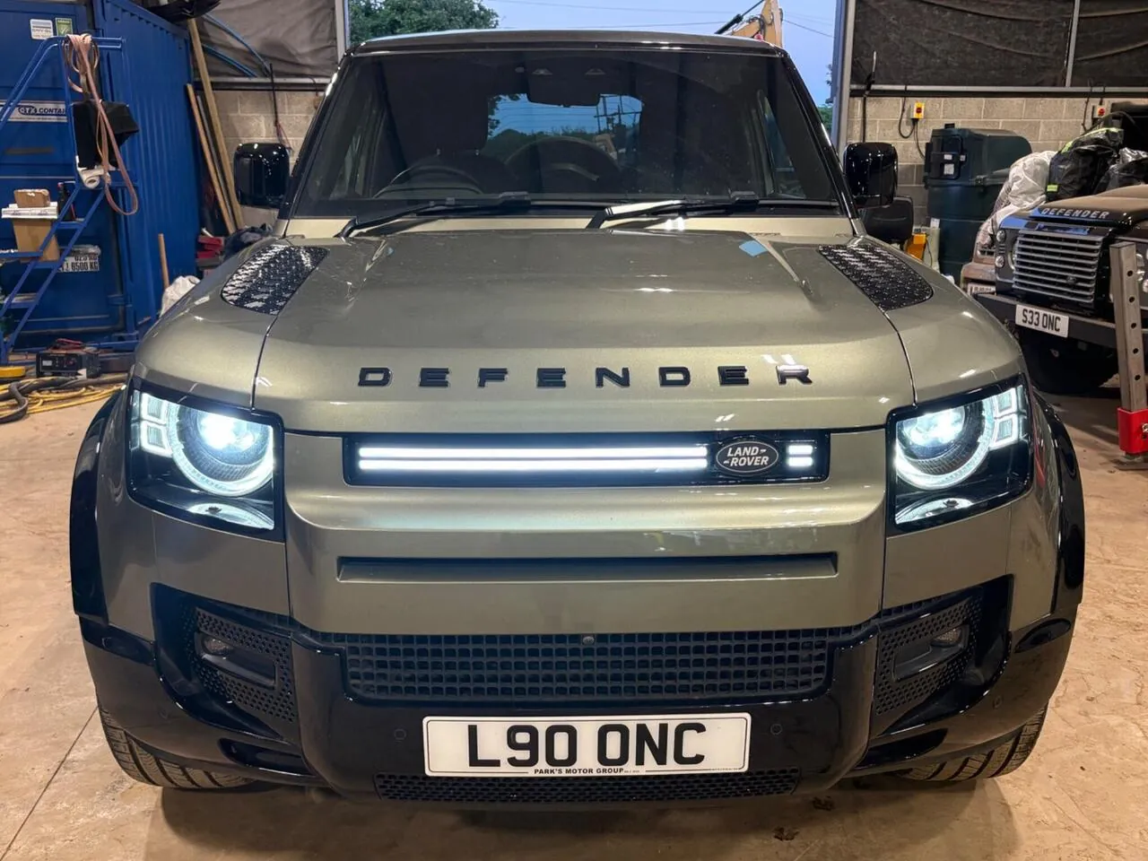 Land Rover Defender 2023 photo 5