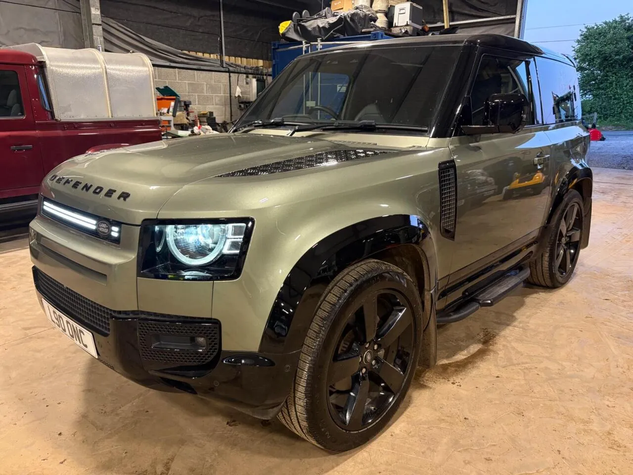 Land Rover Defender 2023 photo 2