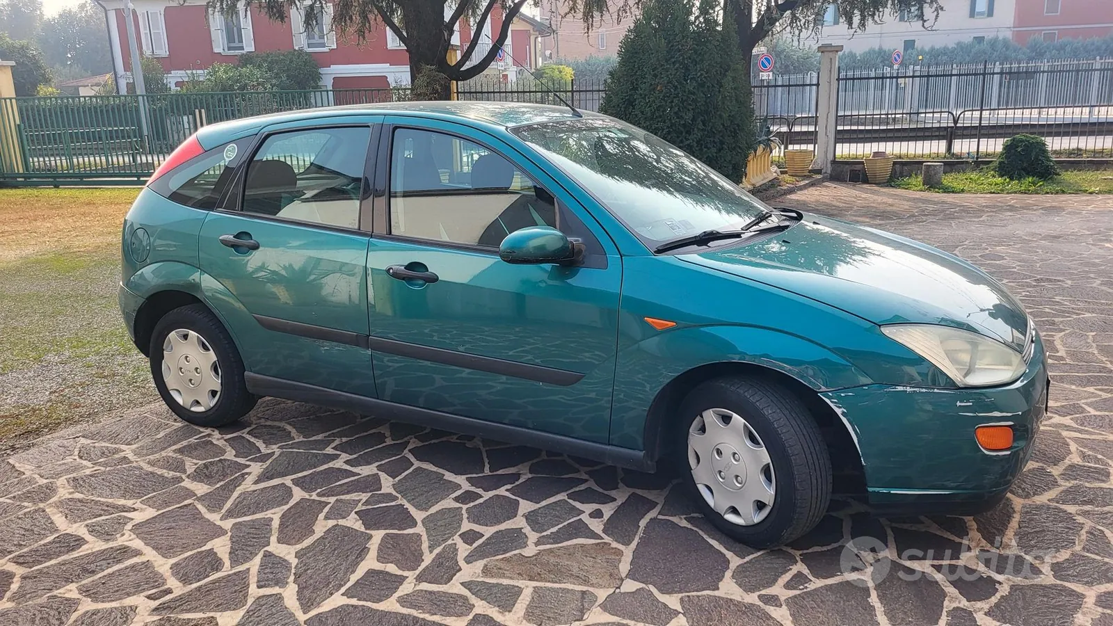 Ford Focus 2000 photo 2
