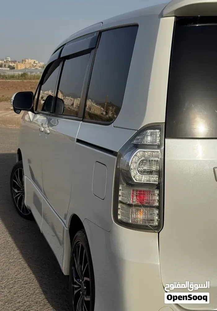 Toyota Voxy 2012 photo 4
