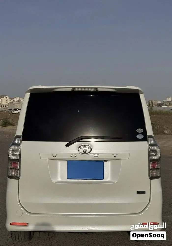 Toyota Voxy 2012 photo 3