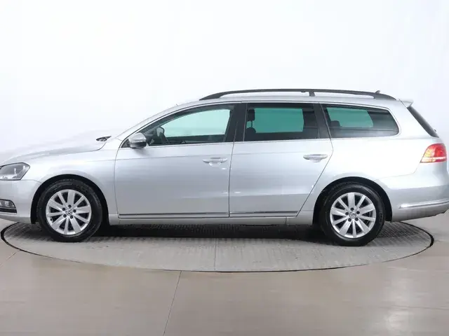 Volkswagen Passat Variant 2012 photo 2