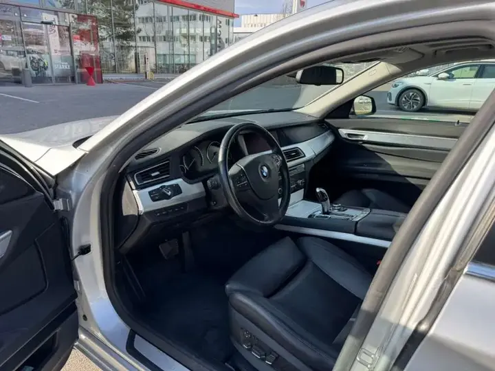 BMW 7 Series 2010 photo 2