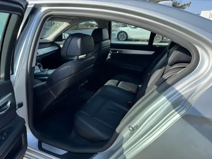 BMW 7 Series 2010 photo 3