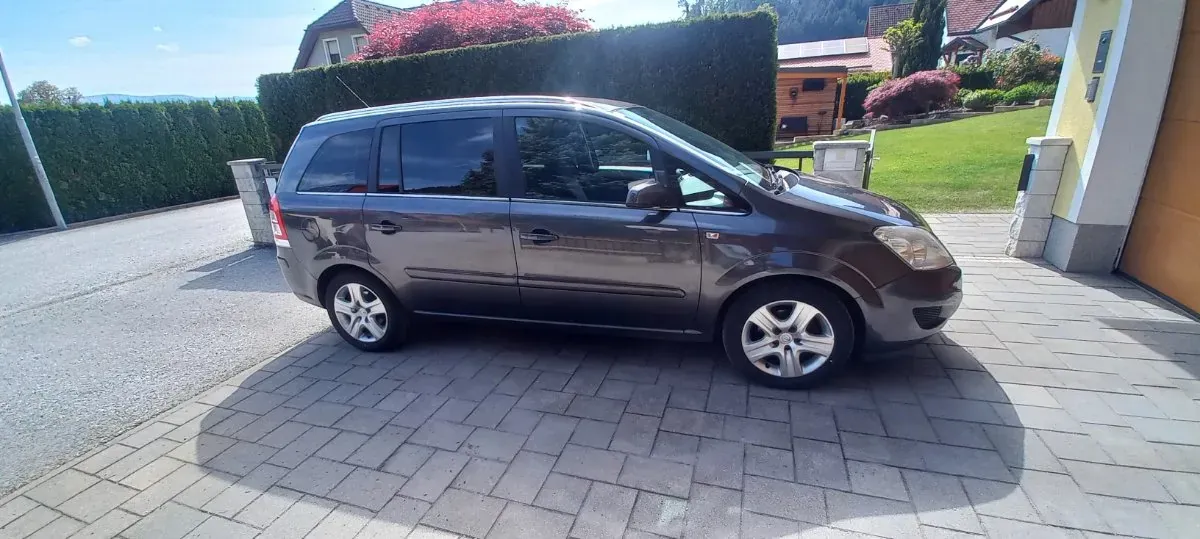 Opel Zafira 2009 photo 2