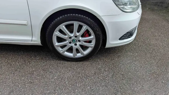 Skoda Octavia Combi 2011 photo 3