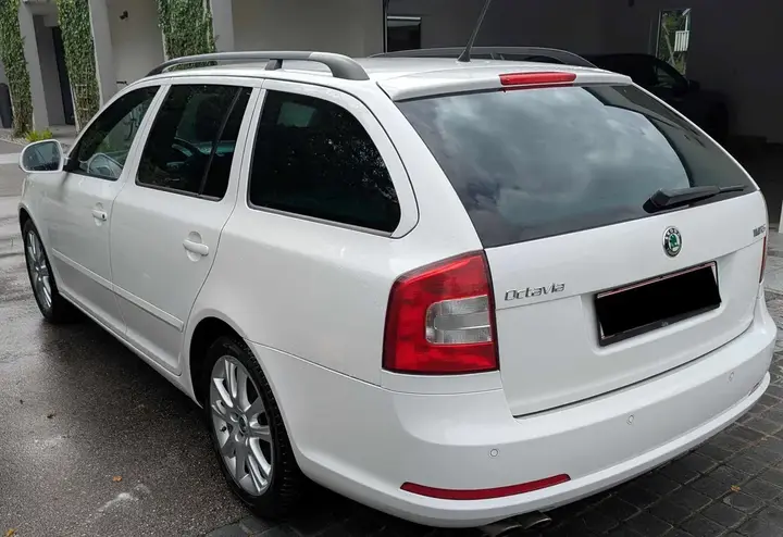 Skoda Octavia Combi 2011 photo 2