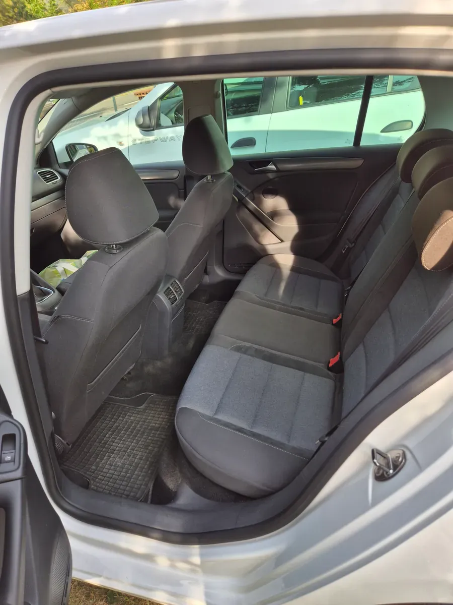 Volkswagen Golf 2011 photo 2