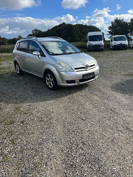 Toyota Corolla Sportsvan 2005 photo 2