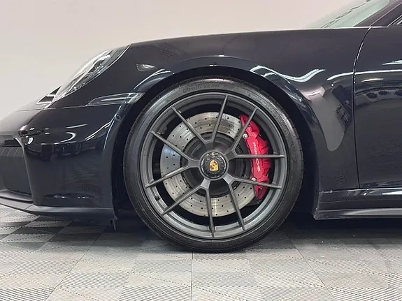 Porsche 911 Carrera 4 Gts 2025 photo 4