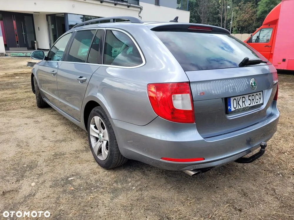 Skoda Superb 2012 photo 2