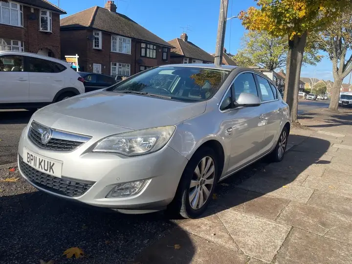 Vauxhall Astra 2011 photo 2