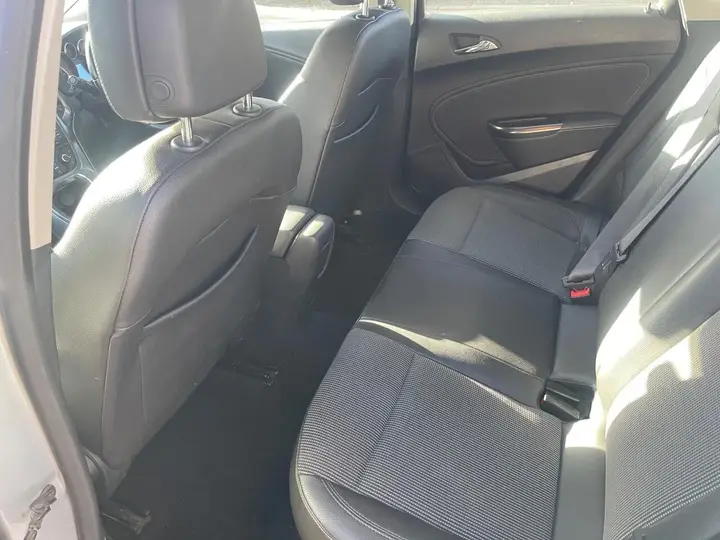 Vauxhall Astra 2011 photo 3