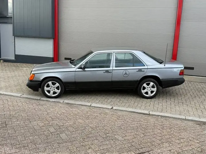 Mercedes-Benz 200-Serie 1988 photo 2