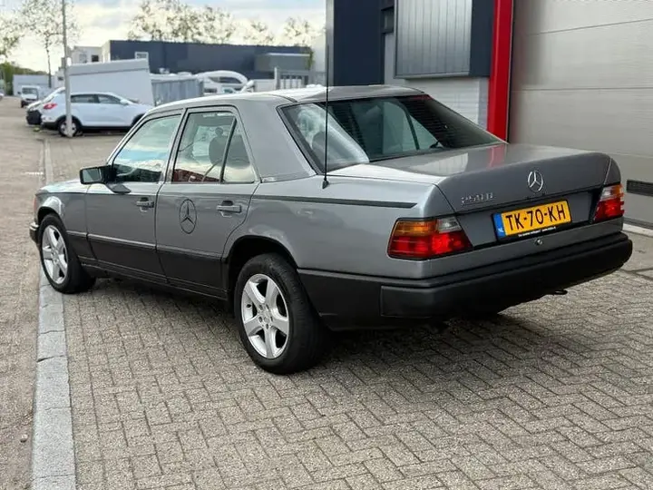Mercedes-Benz 200-Serie 1988 photo 3