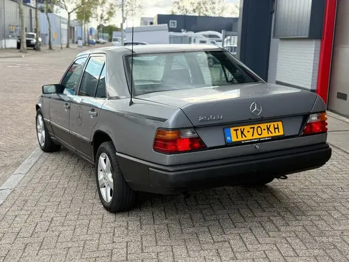 Mercedes-Benz 200-Serie 1988 photo 4