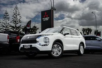 Mitsubishi Outlander 2022 photo 2