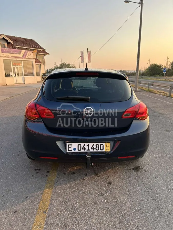 Opel Astra J 2011 photo 4