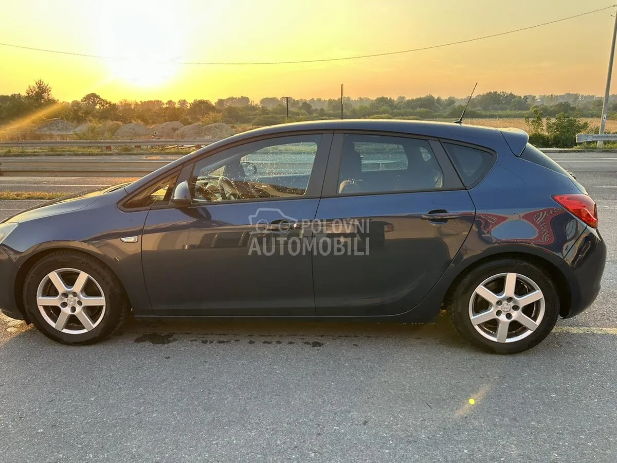 Opel Astra J 2011 photo 5